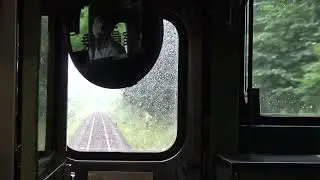 梅雨の小雨が降る根室本線 芦別駅に到着する上りキハ40系の前面展望