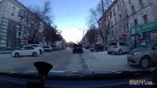 Девочка перебегает дорогу из за машины в не положенном месте.
