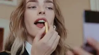 &Tau;&omicron; Samsung Galaxy Z Flip4 &pi;έ&rho;&alpha;&sigma;&epsilon; &tau;&omicron; crash test &tau;&omega;&nu; Vogue editors