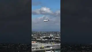 Delta E175 gets struck by lightning in Los Angeles 🌩️⚡️