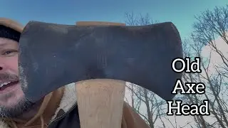 Отреставрированный старый двусторонний топор