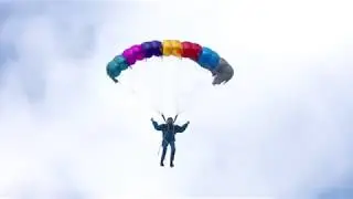 Flugtag Aach/Hegau Fallschirmspringer landet exakt
