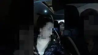 В Москве пассажирка такси чуть не выпрыгнула из машины во время движения.