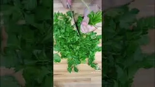 Kitchen Hack: How To Chop Parsley Quicker and Easier!  #hack #hacks #kitchenhacks #cookinghacks