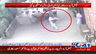 Citizen Beaten By Woman Lawyer Outside Bar Court!!