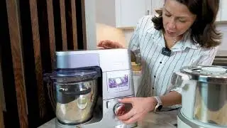 Куриное филе, салат из свежей зелени, приготовленные на CookEasy + и заготовленные фетучини.