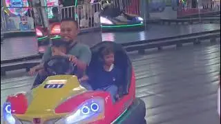 Naik bombom car sama ayah dan adik  