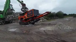 Zweiwellenbrecher Arjes Impaktor 250 beim Brechen von  Aco Drain, Polymerbeton mit Betonwalzen