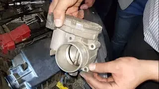 Limpieza del cuerpo de aceleración en Ford Fiesta Modelo 2011