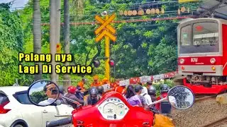 Palang Nya Patah?Railroad Crossing Indonesia Motoride Vespa Keliling Perlintasan,ada Truk Sampah