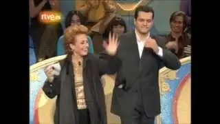 Carmen Sevilla metiendo en el corral sus ovejitas en Todo en Familia