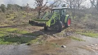 Aprovechamos para desatascar el puentecillo con la pala del tractor.😉👍