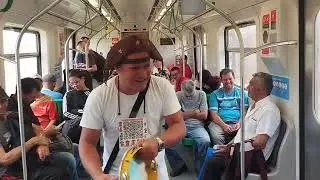 INCRÍVEL MATUTO EMBOLADOR ARRANCA RISADAS E APLAUSOS DOS PASSAGEIROS NO TREM 