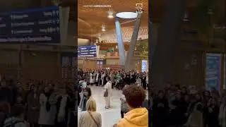 Faith Fills Portland Airport with Christmas Carols | Shalom World News
