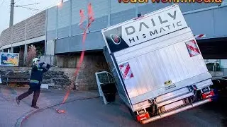 Klein-Lkw bleibt in einer Unterf&uuml;hrung stecken