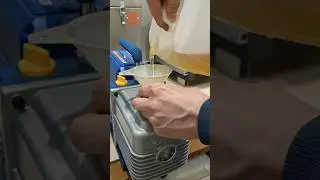 Замена масла в вакуумном насосе #ручная_работа #diy #ювелирная_мастерская #shorts