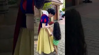 Snow white at Epcot 🍎 #disney #epcot #snowwhite #apple #characters