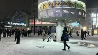 Berlin Snowfall 2026: Alexanderplatz 4K City Walk & Street Singer at World Clock ❄️🇩🇪🇵🇰🇮🇳🇧🇩