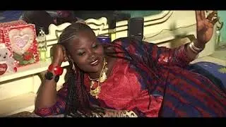 Aby Camara dans son clip Abi Kambora