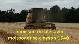 Moisson de blé avec une moissoneuse clayson 15 40 s