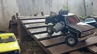 RC Chevrolet K5 Blazer Carrying a Bucket | Scale RC Action