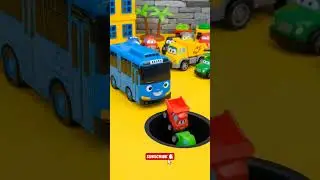 Bus Besar Mendorong Mobil Kecil ke Dalam Lubang #truk #bus #mobil #jcb #mainan #tayo #mobil