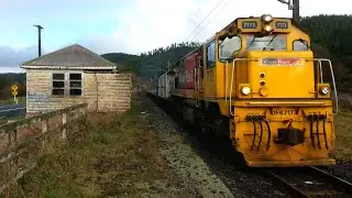 Mangapēhi Station and DFB 7173 speeding pass with The Northern Explorer tourist train, 2015