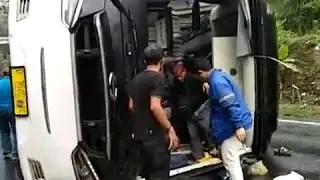Bus Pariwisata DMH Trans Terguling Di Jalan Lembah Putri Pangandaran