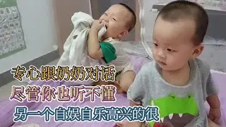双胞胎各有各的爱好，啃脚的姿势萌萌的，小手捏空气吃表情超搞笑