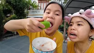 Lộc TiVi Ăn Xoài Chua Trong Sân Nhà