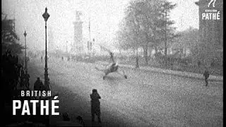 Autogyro Lands In Paris Street - Long Version (1934)