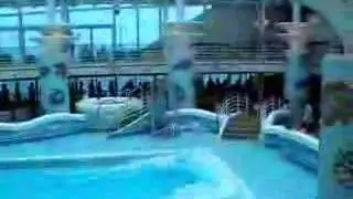 Waves in pool - Diamond Princess