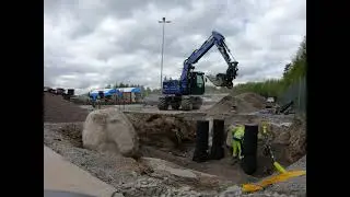 Återfyller ett VA schakt med grävmaskin/backfilling a trench with my excavator