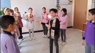 أداء مسرحة المناهج لدرس(حائر أمام محل الزهور) 