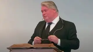 Ik heb eens een jongetje begraven die hier vaak in zijn rolstoel zat. Hij kon niet lezen, maar zijn