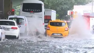 Turkey: Istanbul flooded by heavy rain