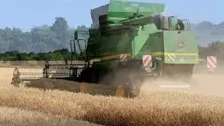JohnDeere C 670i mit Case International 1455 XL Gespann.