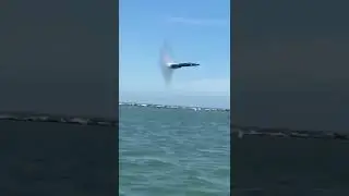 You can see the difference in pressure around this jet as it passes! 👀🔥