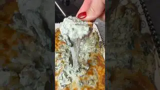 Cheesy spinach artichoke dip = ultimate Super Bowl snack. Perfect game day dip! 🏈🧀