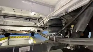 Montage der E-Suspension Steuerbox unter dem Fiat Ducato 250