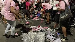 Mga tagasuporta nina VP Leni at Sen Kiko tulong tulong sa paglilinis ng mga naiwang basura sa Rally.