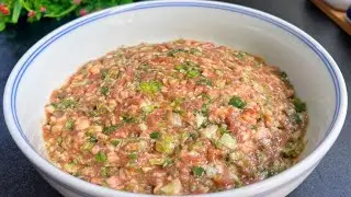 调白菜猪肉饺子馅，白菜用盐杀水是大错！这样调，不出水鲜嫩不腥