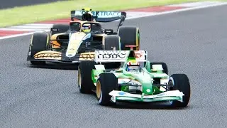 McLaren F1 2022 vs Jaguar F1 2003 Mark Webber at Silverstone GP