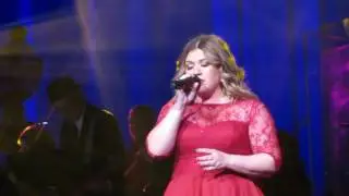Kelly Clarkson - BREATH OF HEAVEN - Miracle on Broadway