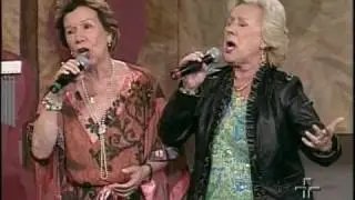 As Galvão interpretam a música Pedacinhos