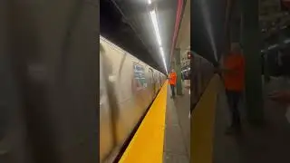 R160A R train arriving at 86st