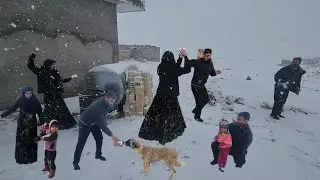❄☃️A dreamy snowy day: Umm al-Binin's happiness, and Nemat, under the heavy snowfall!