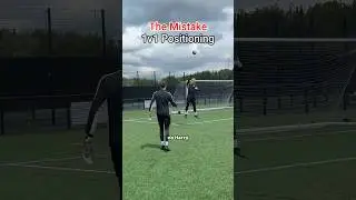 1v1 Positioning ✅❌ #footballshorts #goalkeeper #foryou #soccer #gk #goalkeepertips #football