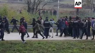 Migrants clash with Bosnian police while trying to cross the border into  Croatia