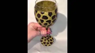 Gold leopard print glitter wine glass